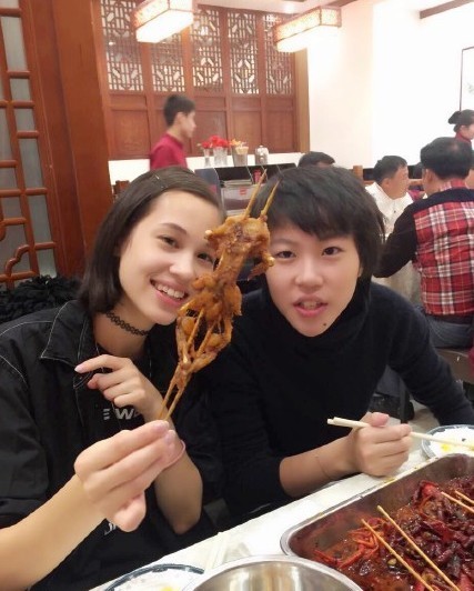 水原希子窦靖童开心吃小龙虾 面对镜头甜笑(图