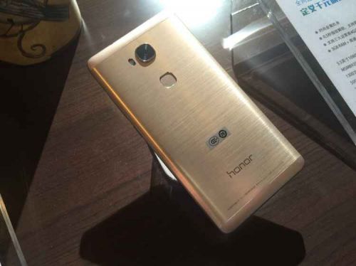 乐视超级手机1s对比荣耀5X:千元机谁更强?