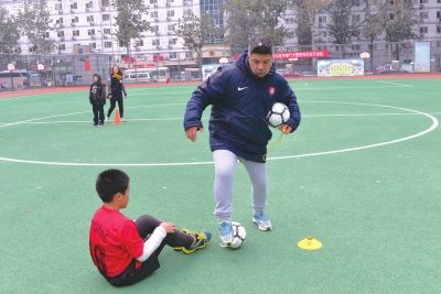 校园足球进入实操阶段 洋教练 进入中小学(图)