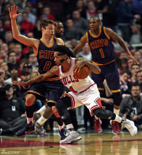 (组图)NBA常规赛 骑士vs公牛 :詹皇25+10 罗斯1