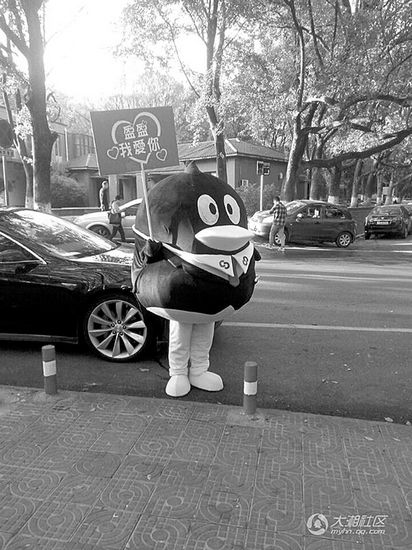 富二代开豪车求爱羡煞小女生 男友:拉仇恨(图)