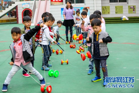 跳房子抖空竹 传统游戏成扬州幼儿园孩子们最