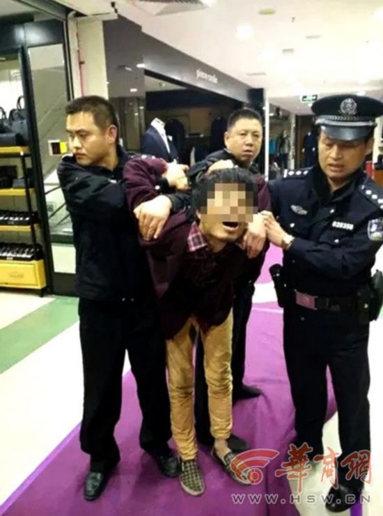 精神病人手持钢管砸坏玻璃门 夜闯商场