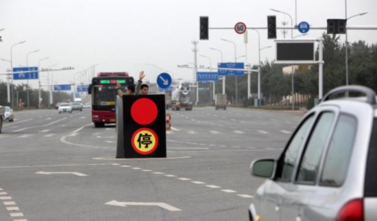 街头现人体红绿灯引热议:有人不作为 小伙看不