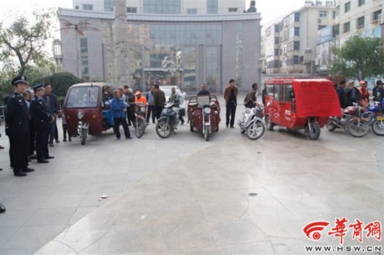 点击图片查看详情 延川县人口网_...侧翻两人被困 延川消防官兵破拆救人(3)