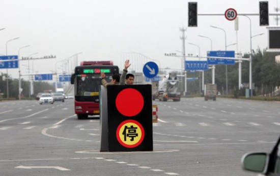 石家庄街头惊现人体红绿灯 两小伙人工转动保