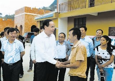 坚决打赢扶贫攻坚战     10月26日至27日,曲靖市委书记李文荣到会泽县