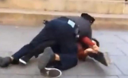 美一华裔痛诉遇暴力执法 被警察颈锁并遭胡椒
