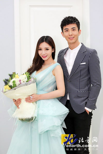 柳岩亮相时装之夜红毯 小露酥胸牵手小师弟