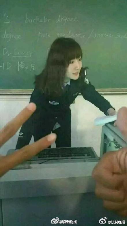 河南最美英语女教师走红 网友:经得起偷拍的果