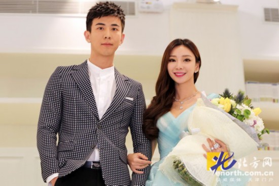 柳岩亮相时装之夜红毯 小露酥胸牵手小师弟