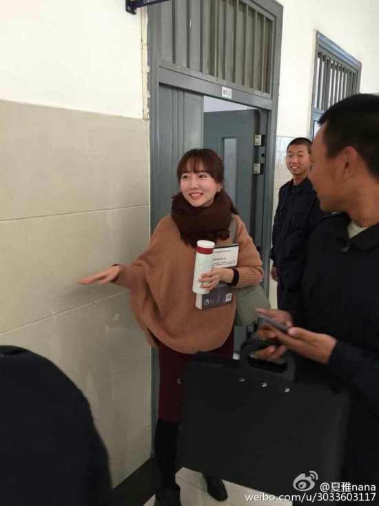 河南最美英语女教师走红 网友:经得起偷拍的果
