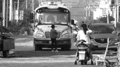 幼儿园校车屡被拦 老板娘遭当众扒衣