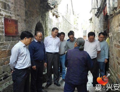 区财政厅副厅长范世祥到白石秦家大院调研古村