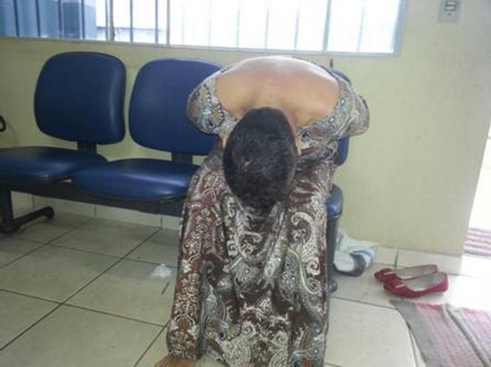 巴西囚犯戴人皮面具扮老太试图越狱 被狱警识