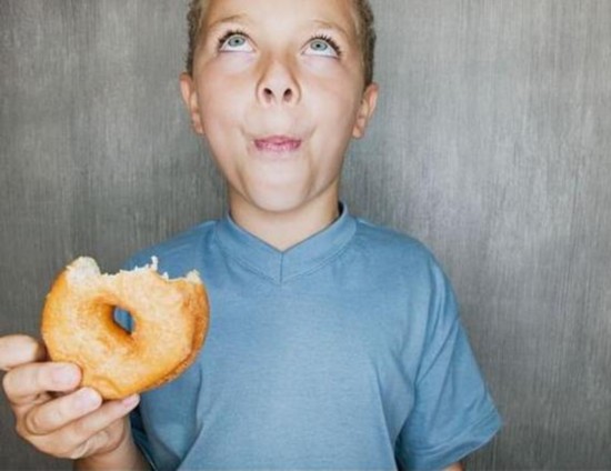 10岁男孩跑步吃面包被噎死 运动时勿吃东西
