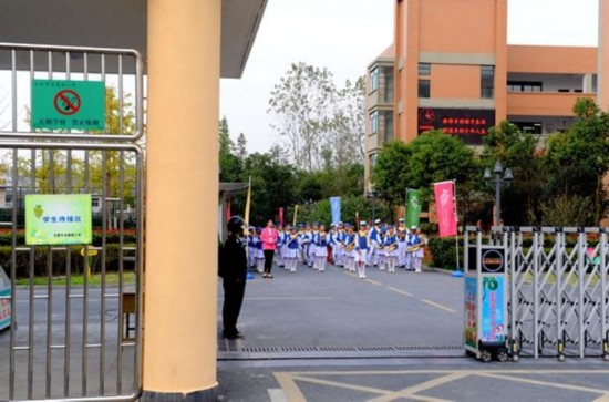 默克尔访合肥小学女生赠小女孩签名爱情(图)关于个性农村足球签名图片
