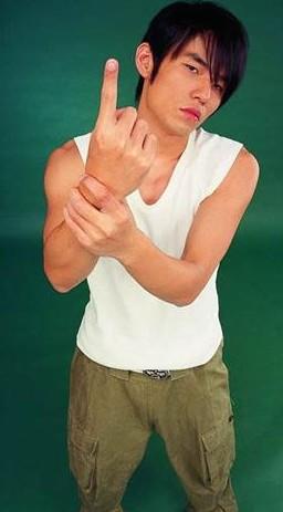 张丰毅缺席儿子婚礼:太张扬不是一路人 揭明星