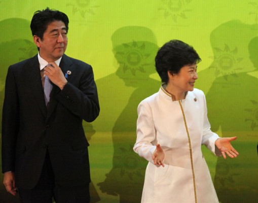 资料图:日本首相安倍晋三与韩国总统朴槿惠.