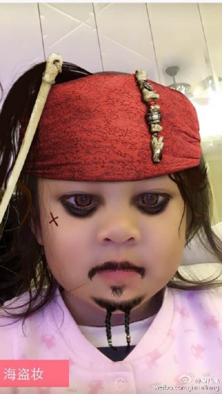 贾乃亮玩P图软件 女儿甜馨变海盗船长(图)