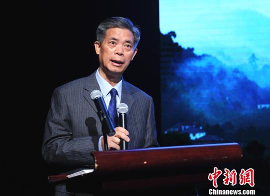 图为中国乡村文化研究院院长、原中国新闻社社长郭招金在杭州(国际)乡村旅游休闲论坛开幕式上致辞。 李晨韵 摄
