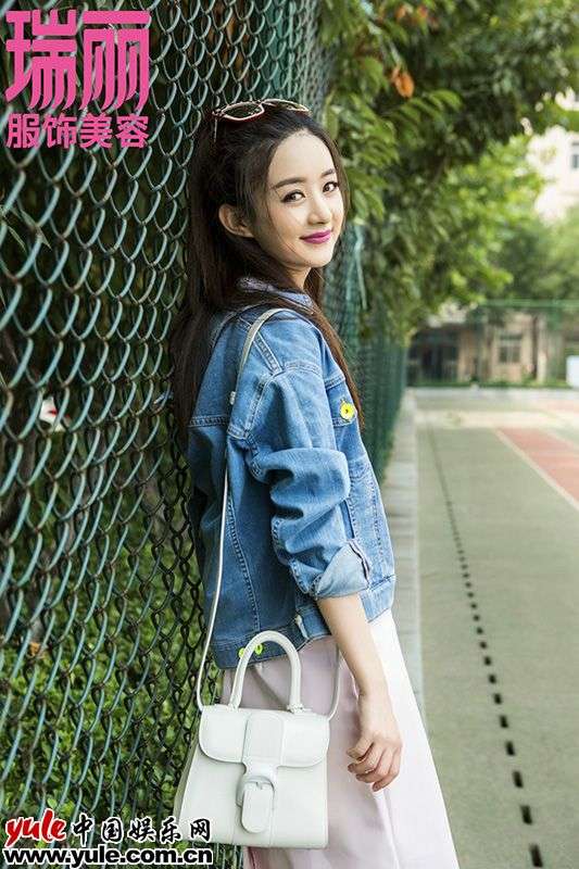 赵丽颖漫步校园