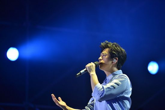 李健杭州开唱 彩蛋再现听友赠画卡通鲸鱼君