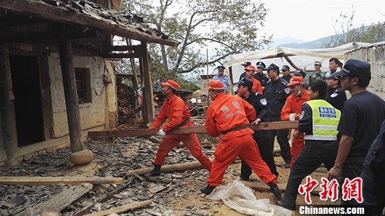 云南保山地震 驻地森警官兵投入救援工作