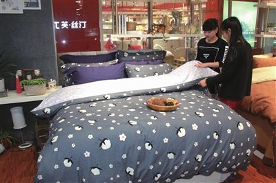 南通海门叠石桥国际家纺城棉花图案床品热销