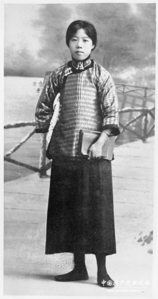 周恩来夫人邓颖超少女时期与母亲旧照曝光