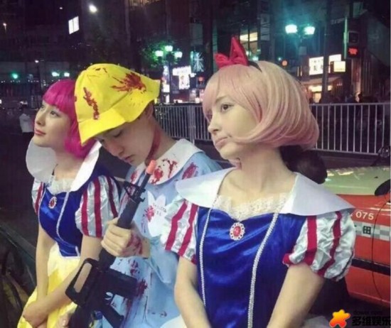 马苏姚笛万圣节聚会扮公主 同行男生撞脸杨洋