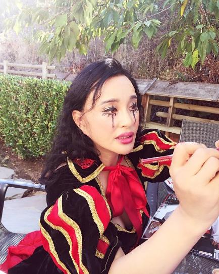 60岁刘晓庆化身吸血鬼 短裙上街扮鬼脸(图)