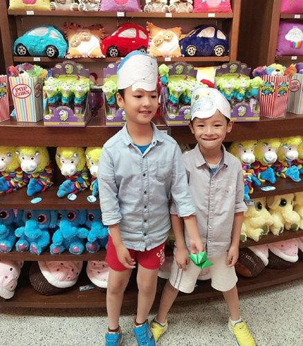 马景涛与小娇妻拍婚纱照甜蜜拥吻 两儿子穿西