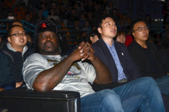 奥尼尔中国行:戴雷锋帽 与姚明同看比赛(高清组