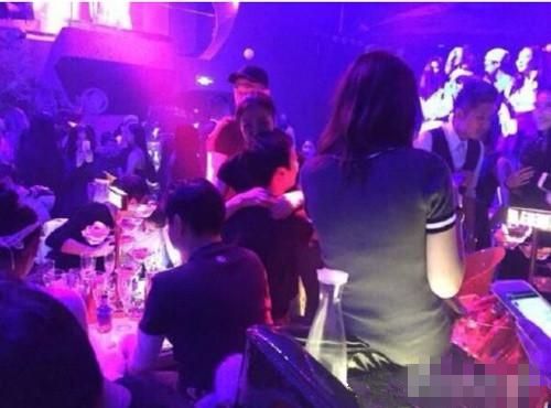 王思聪现身夜店多名美女围绕 一晚消费20万震惊网友