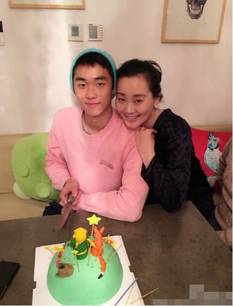 林依轮为儿子庆生 林子濠妈妈曝光貌美年轻