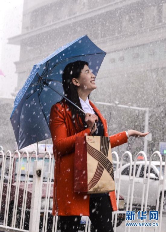 乌鲁木齐迎来雨雪降温天气