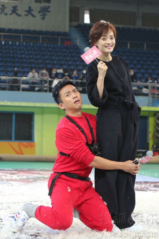 恶棍天使发布会 邓超孙俪公然打情骂俏掀枕头