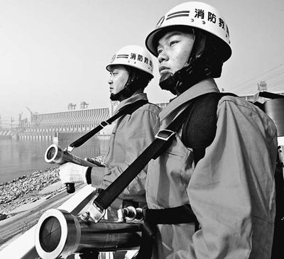 守卫三峡大坝的消防官兵.