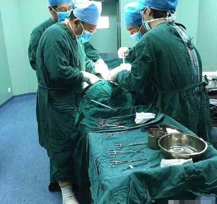 医生拄拐进手术室 被赞最美背影(组图)