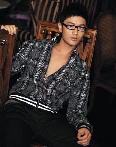 赵又廷现身南极拍电影 曝明星背后遭罪经历