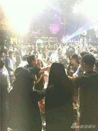 王思聪现身夜店美女围绕作陪 20万酒水单曝光