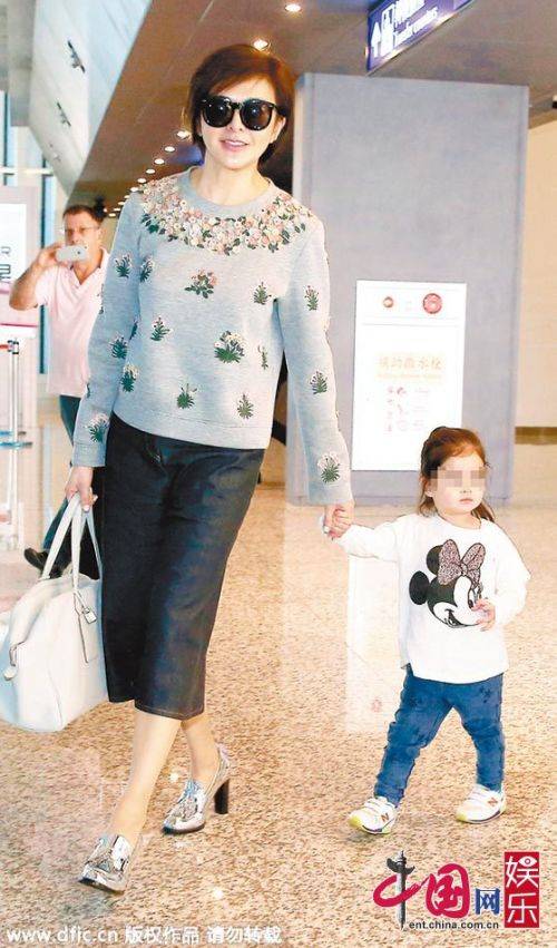 关之琳自曝离婚 赴台被拍牵女儿现身(组图)