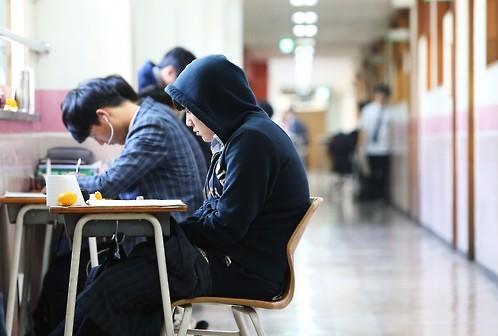 韩国高考倒计时一周 高三学生紧张复习迎接(图