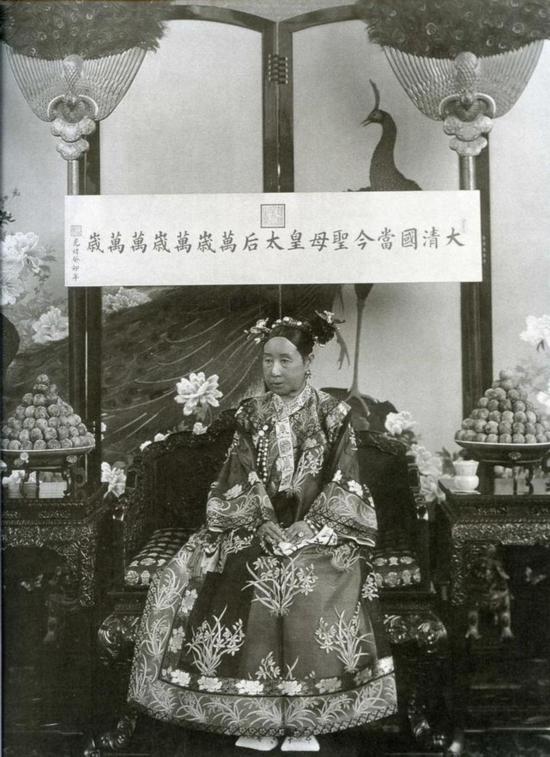 坐汽车用巴黎香水 罕见彩照揭慈禧时尚宫廷生