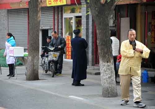 北京算命一条街 算命大师穿道袍拜观音张天师他老人家