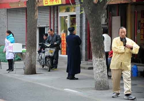 北京算命一条街 算命大师穿道袍拜观音张天师他老人家知道吗?--湖北频道--人民网