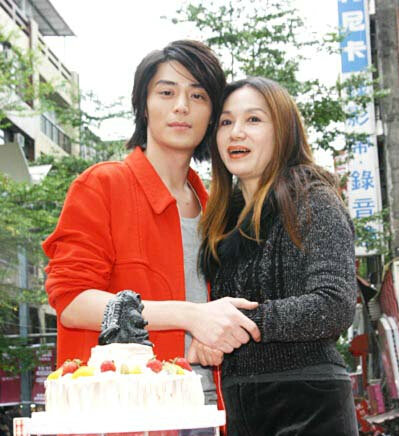 扒近期爆火男神:胡歌成富豪 靳东曾当小三?