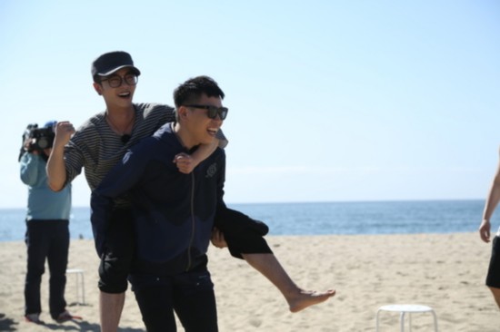 滑冰组合海滩奔跑 华晨宇压倒胡彦斌