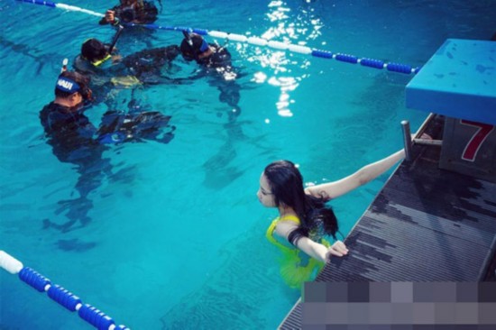 张慧雯《世界中心》杀青 青春泳装造型首曝光